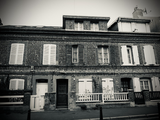 Image dβillustration, maison normande en brique et silex.