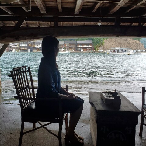 Nao-san enjoys tea by the sea.