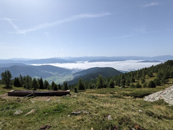 Ein Bergpanorama vom Gumma in Lessach. Im Tal über Tamsweg verziehen sich gerade die letzten Wolken.