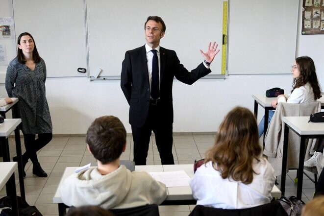 Emmanuel Macron photographié dans une salle de classe d’un collège de Jarnac, le 28 février 2023. © Photo Jean-Michel Nossant / Pool / Abaca