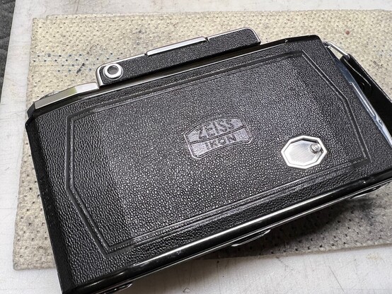 Zeiss Ikon Super Ikonta 531/2 film camera, closed, rear view.