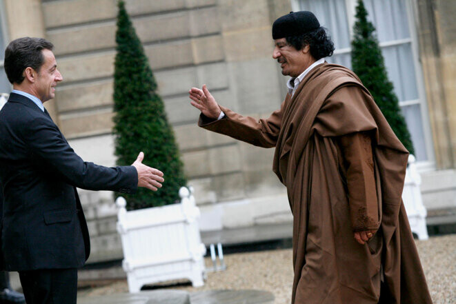 Nicolas Sarkozy accueille Mouammar Kadhafi au palais de l’Elysée, le 10 décembre 2007. © Photo Sébastien Calvet / Mediapart