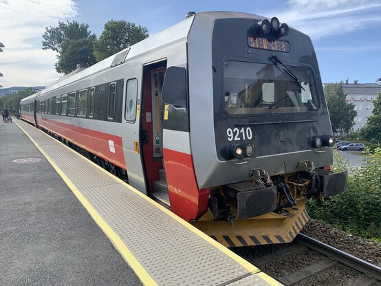 A class 92 diesel unit at Lilleby station, Trondheim