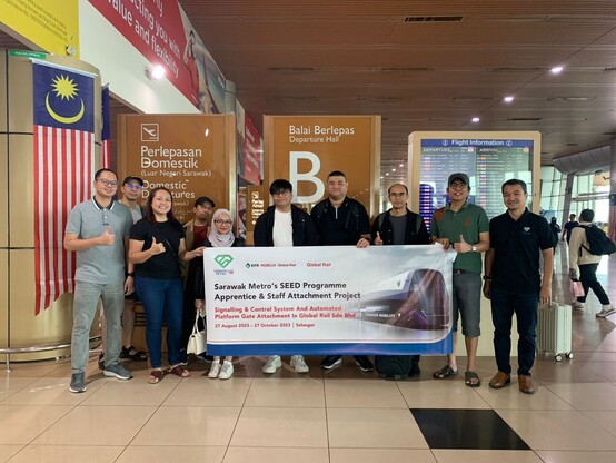 A team consisting of Sarawak Metro staff and apprentices having a group photo.