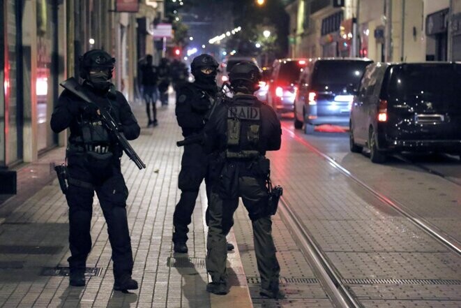 Des policiers du Raid dans les rues de Marseille le 1er juillet 2023. © Photo Frédéric Munsch / Sipa