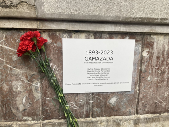 Commemorative plaque with the names of the people killed by the Spanish Civil Guard during the Gamazada in 1893.

The Basque people killed by the Spanish officials are the following ones:

Rufino Azpiazu Etxeberria
Bixente Urzelai Fernandez
Bernardina Garcia Blanco
Justo Perez Villagarai
Juan Jose Arza Marchuena
Martin Oses Etxeberria

The note at the bottom says, in Basque: "A tribute to the people defending the basque 'fueros' and freedom, that were killed by the Spanish Civil Guard".
