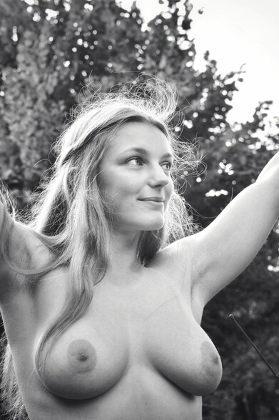 Outside nude in Normandie