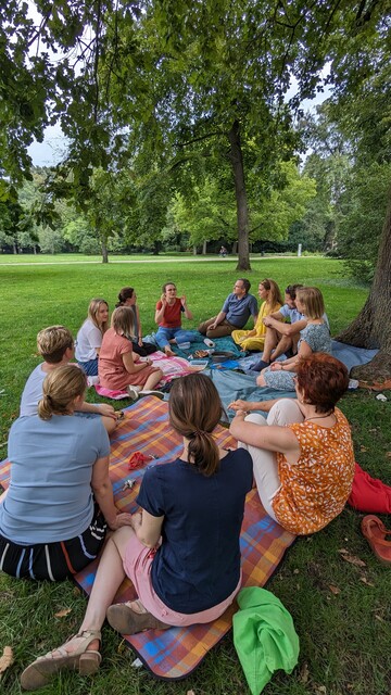 Das NaWik-Team feiert den Abschied von Praktikantin Clara und FSJlerin Luise mit einem Schlosspark-Picknick mit Kuchen und Erdnuss-Bites.