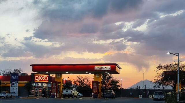 Atardecer en Apodaca, Nuevo león. Hay una gasolinera Oxxo gas en la foto.