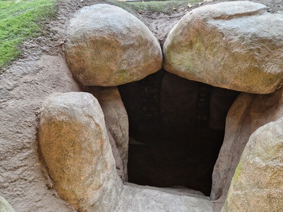 De ingang van een hunebed in het Hunebedcentrum in Borger