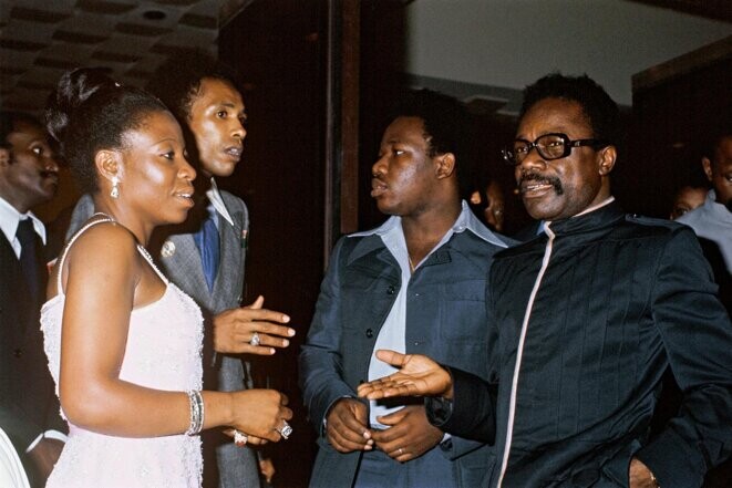 Omar Bongo et son épouse Patience Dabany (à gauche) avec leur fils Ali Bongo à Libreville en juillet 1977. © Photo Frilet / Sipa