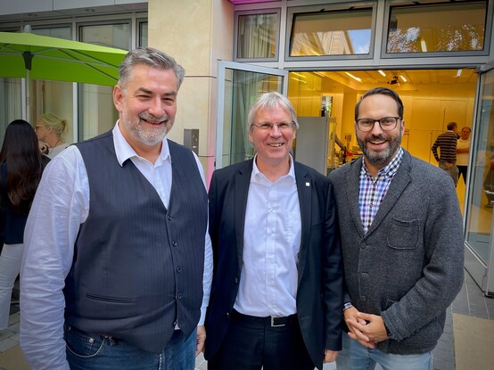 Alexander Nuoak, Holger Hanselka und Daniel Krupka beim Mitarbeiterfest der Fraunhofer-Gesellschaft in Berlin