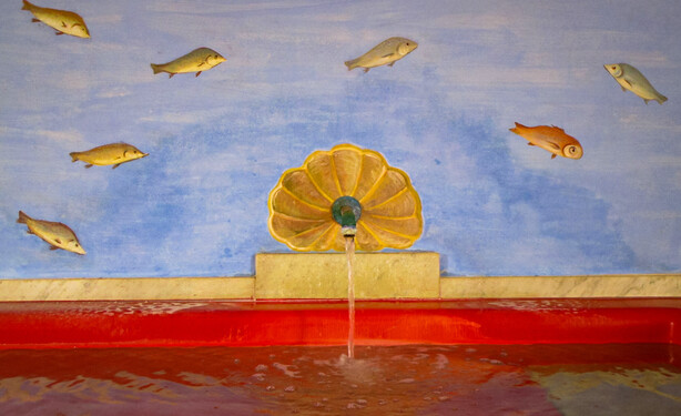 römerstadt carnuntum - caldarium - wasserbecken mit wandmalerei fische