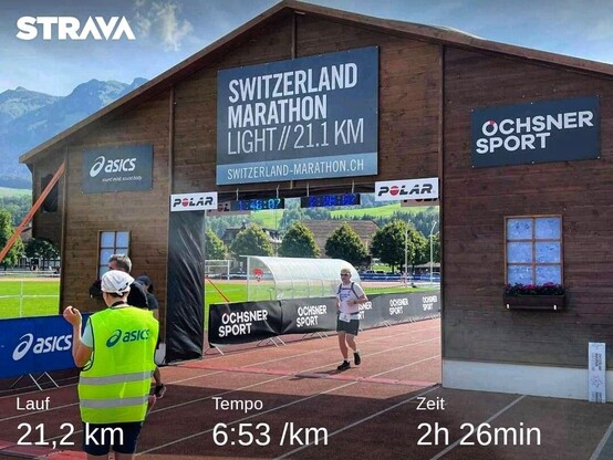 Ich laufe durch das Ziel beim Switzerland Marathon Light. 
