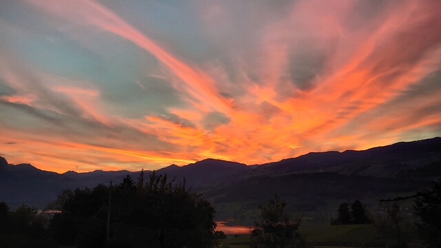 Abendroter Himmel über den Alpen der Zentralschweiz