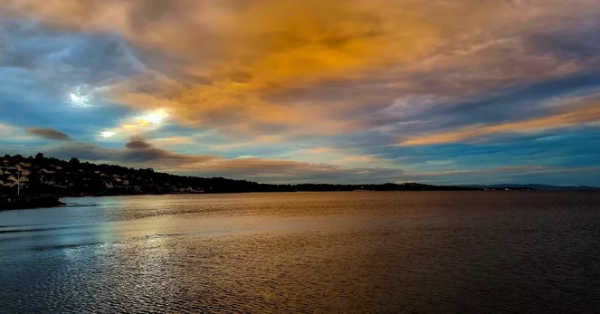 Dark orange and yellow clouds over the Oslofjord 