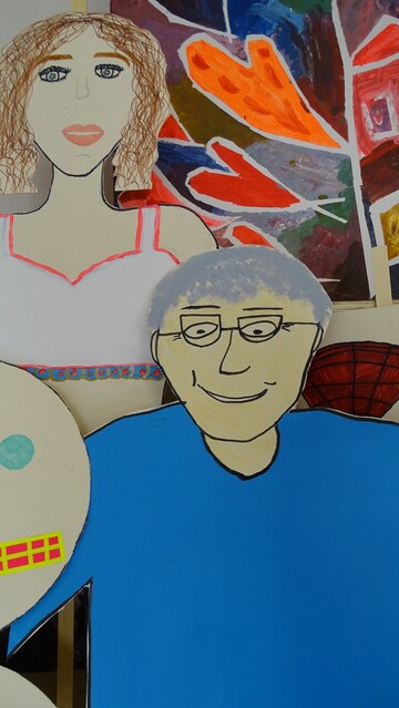 Bunte gemalte Stabpuppe einer älteren Person.