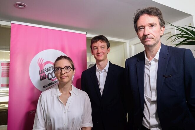 La ministre des Solidarités, Aurore Bergé avec Frédéric Arnault et Antoine Arnault lors de la remise de leur don aux Restos du Coeur, à Paris, le 5 septembre 2023. © Photo Éric Tschaen / REA