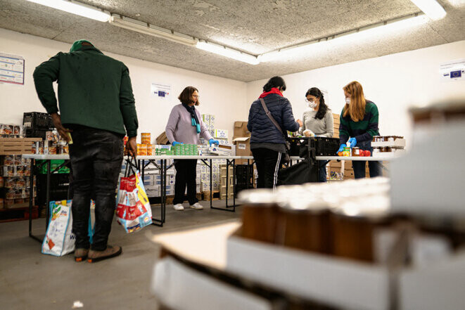 Une distribution de paniers alimentaires par les Restos du Cœur à Paris le 21 novembre 2022. © Photo Pauline Gauer / Abaca