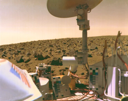 Credit NASA
Wikinger SONDE auf dem MARS

Lachsfarbener Himmel - Erzählung
Fahne ist aufgemalt ..
