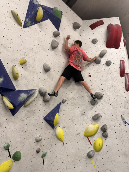 Robert breitbeinig an der Kletterwand