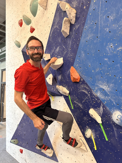 Markus beim Bouldern: Er hängt ab
