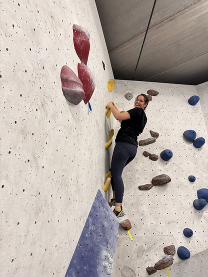 Jeanne hat die Wand geschafft und lacht