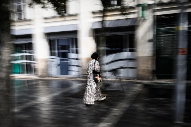 Une jeune femme porte une Abaya alors qu'elle traverse une rue à Nantes, le 31 août 2023. © Loïc Venance / AFP