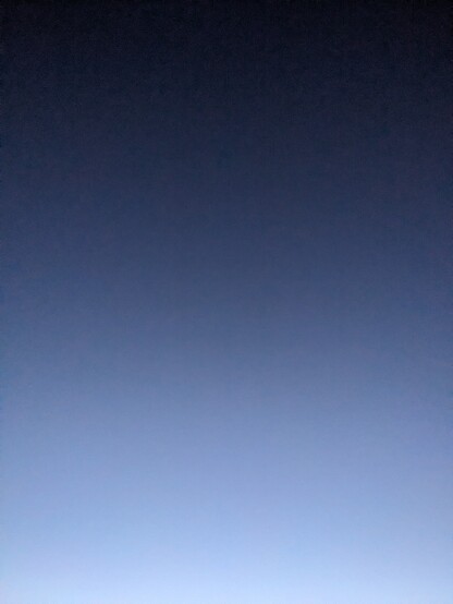 Ciel, dégradé du bleu sombre ou bleu très clair 