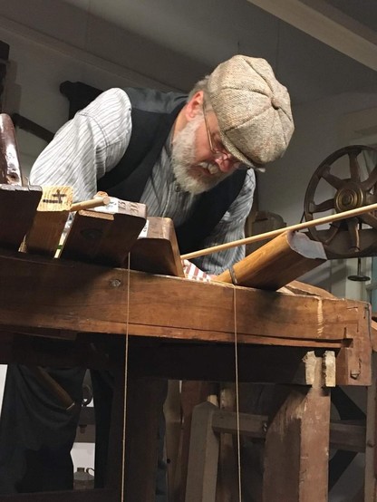 Ein Spielzeugmacher bei der Arbeit