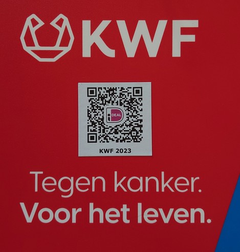 Donatie bord van KWF kankerbestrijding met QR code om te doneren.