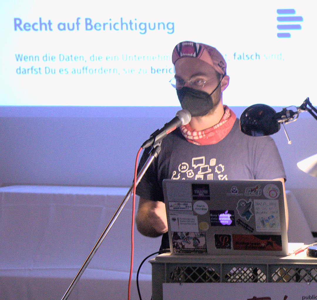 Lorenz am Mikrofon beim Vortrag