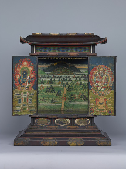 An elaborate Kasuga Miya #Mandara Reliquary Shrine (春日宮曼荼羅舎利厨子) featuring the sacred landscape of #Kasuga #Shrine (present-day Kasuga Taisha Grand Shrine (春日大社)) in Nara flanked by the wrathful deities #FudōMyōō (不動明王) and #AizenMyōō (愛染明王). #Japan.
#BuddhistArt #Buddhism
