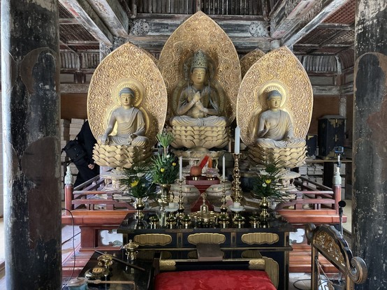 #Buddha #Dainichi #Nyorai surrounded by four other emanating wisdom #buddhas enshrined within the #Pagoda of Many Treasures (多宝塔) constructed in 1223 on the grounds of the Kongō Sanmai’in Hall (金剛三昧院) on Mount Kōya (高野山) in Wakayama Prefecture, #Japan.
#BuddhistArt #Buddhism