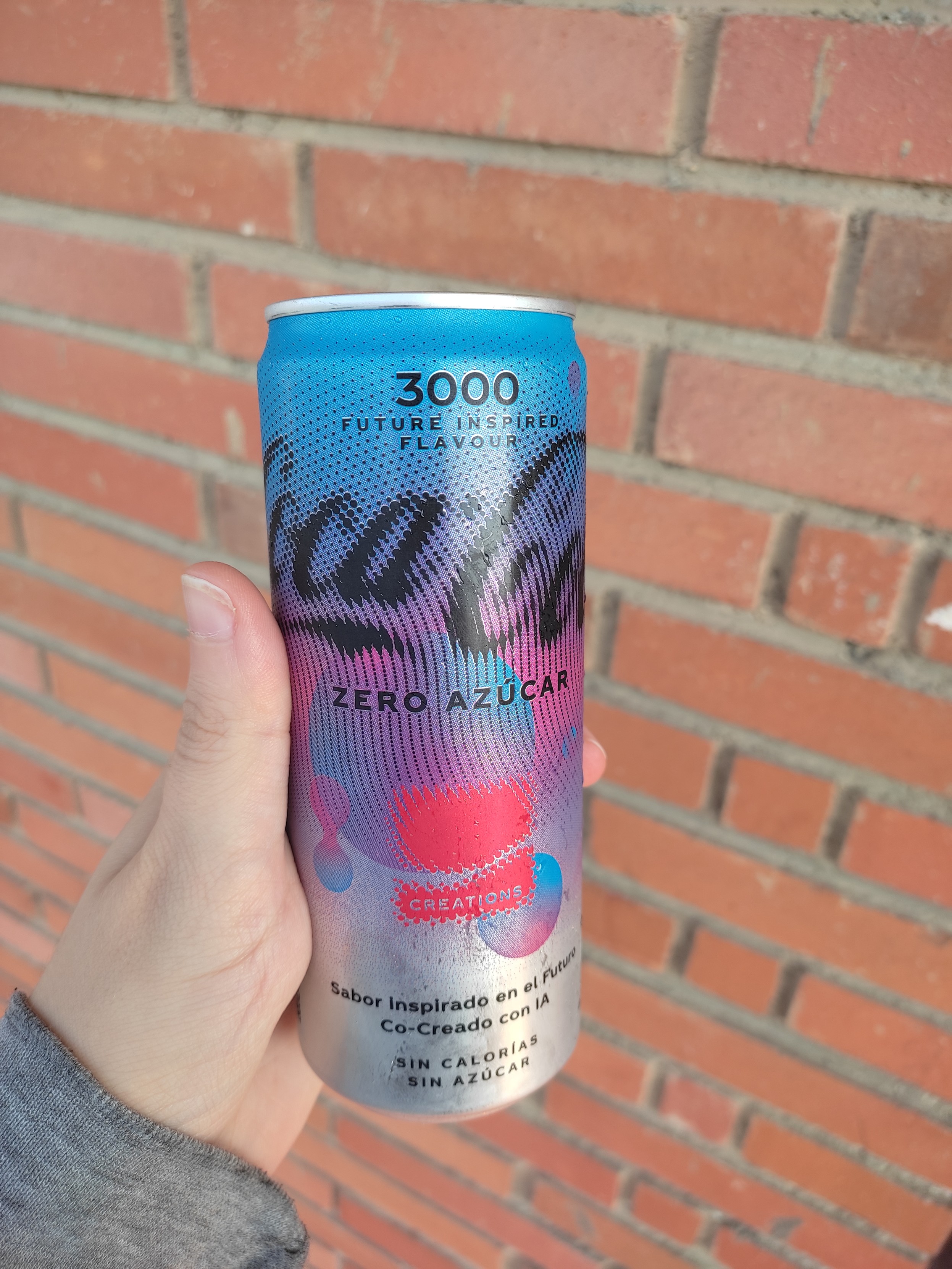 Lata de Coca-Cola Zero azúcar con colores azules y rosados que me dice que ha sido co-creada por una IA. Venga ya, nos vamos a la mierda