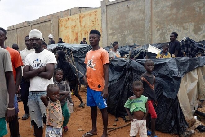 Des migrants coincés à Niamey, au Niger, posent dans leur camp de fortune le mardi 22 août 2023. © Sam Mednick / AP / SIPA