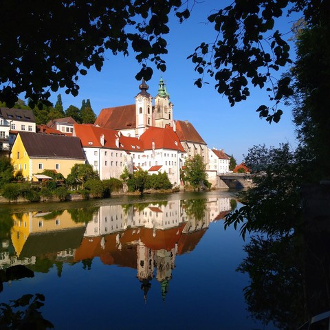 Blick auf die Kirche von Steyr über die Steyr hinweg, postkartenmotiv