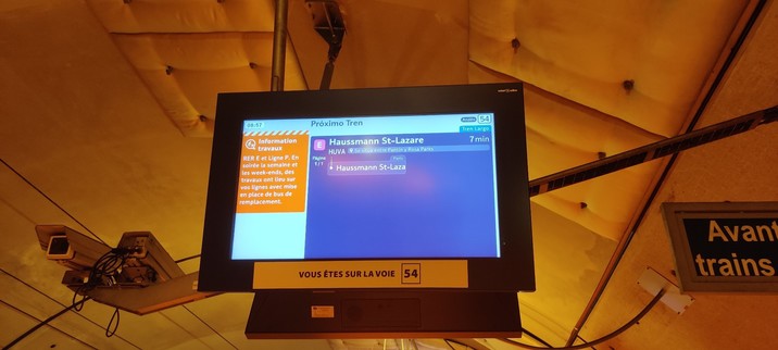 Un écran d'information voyageur indiquant le prochain train. Les textes y sont en espagnol.