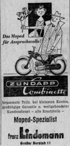 EIn Mopedfahrer überreicht einer Frau einen Blumenstrauß