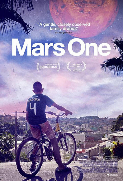 Un poster du film Mars One avec un des protagonistes, Delvinho, sur son vélo, contemplant une descente à vélo à pique. Il porte un chandail de foot et le ciel, bien qu'on est durant le jour, est constellé d'étoiles et on voit une planète Mars immense et disproportionné dans l'image. 