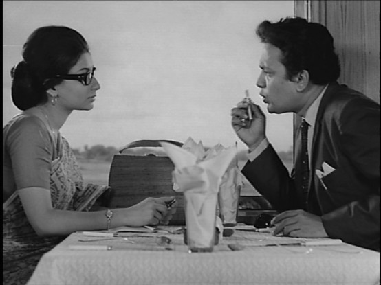 Image du film Le Héros, avec Uttam Kumar et Shamila Tagore : l'acteur et la journaliste discutent.