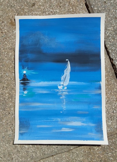Blaue Acrylzeichnung vom Meer. Ein kleines, schwankendes Segelboot (weiß) im Zentrum. Im Hintergrund ist ein blinkender Leuchtturm zu sehen.