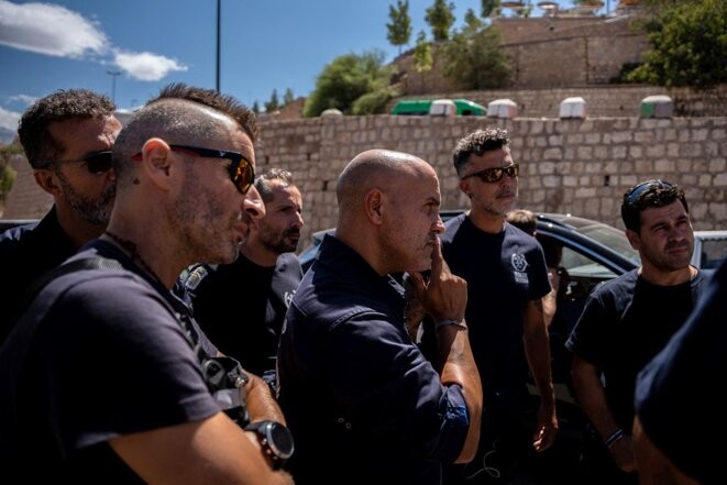 Des pompiers espagnols lors d’un briefing sur les opérations de sauvetage dans le village de Moulay Brahim (Maroc) le 10 septembre 2023. © Photo Matias Chiofalo / AFP