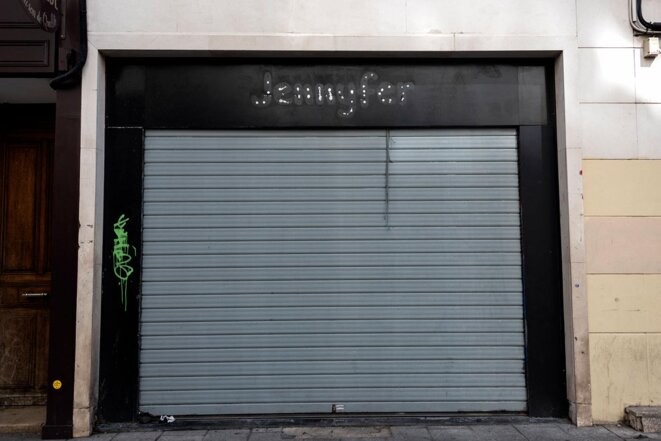 Un magasin de l’enseigne « Jennyfer » définitivement fermé à Marseille en juillet 2023. © Photo Magali Cohen / Hans Lucas via AFP