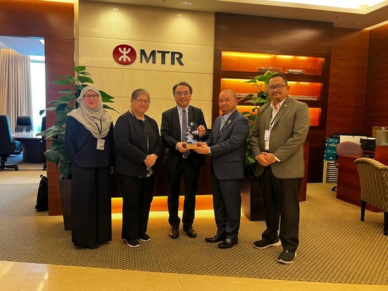 A group photo of staff from Sarawak Metro at the office of MTR in Hong Kong.