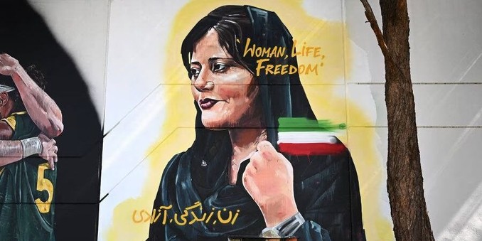 Irán intensifica la represión ante el primer aniversario de la muerte de Mahsa Amini tras su detención 
 via @DifusionKurdistan 
#Rojhilat #Kurdistán #iranprotests #MahsaAmini #feminisme #jineoloji 

https://www.kurdistanamericalatina.org/iran-intensifica-la-represion-ante-el-primer-aniversario-de-la-muerte-de-mahsa-amini-tras-su-detencion/