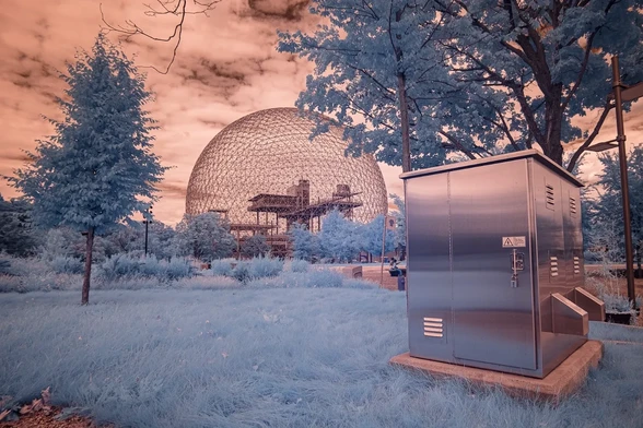 Reflecting box and biosphere from a distance