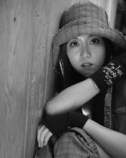 Bnw portrait of girl in hat