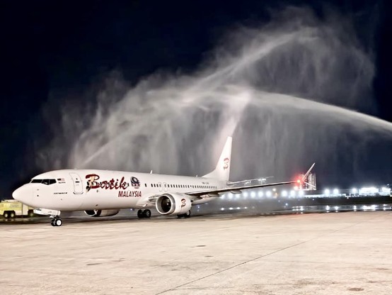 Batik Air aircraft receives the water salute treatment as it arrived at the airport.