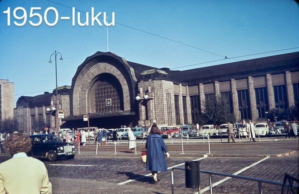 Kaivokatu 1950-luvulla. Tilankäyttö nykyisenlainen. Huomiota herättää että autokaistojen mukulakivet ovat sittemmin vaihdettu asvalttiin, kenties ajomukavuuden parantamiseksi.